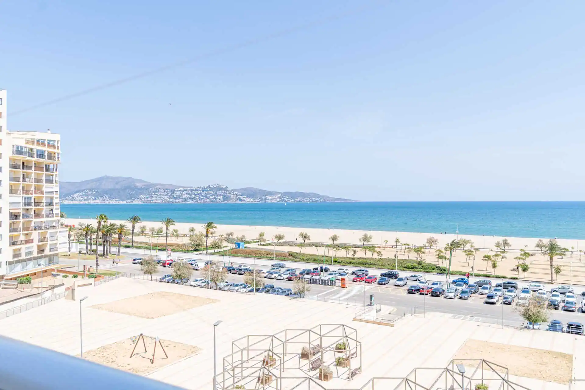 29052023105659_148 RESERVED: Apartment on the first line of the sea of 86m2 and 50m from the beach of Empuriabrava.
