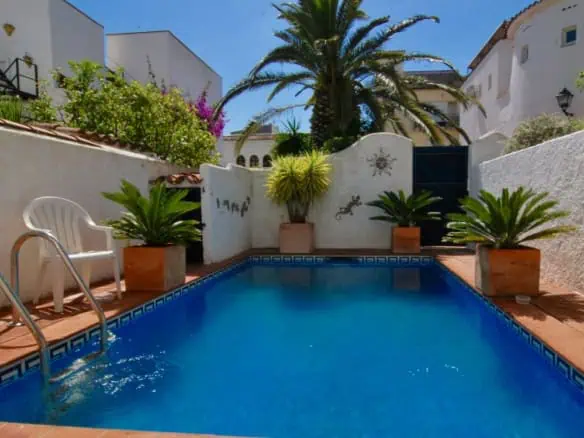 Very nice house, renovated with charm, town center of Empuriabrava, private pool and parking – Costa Brava