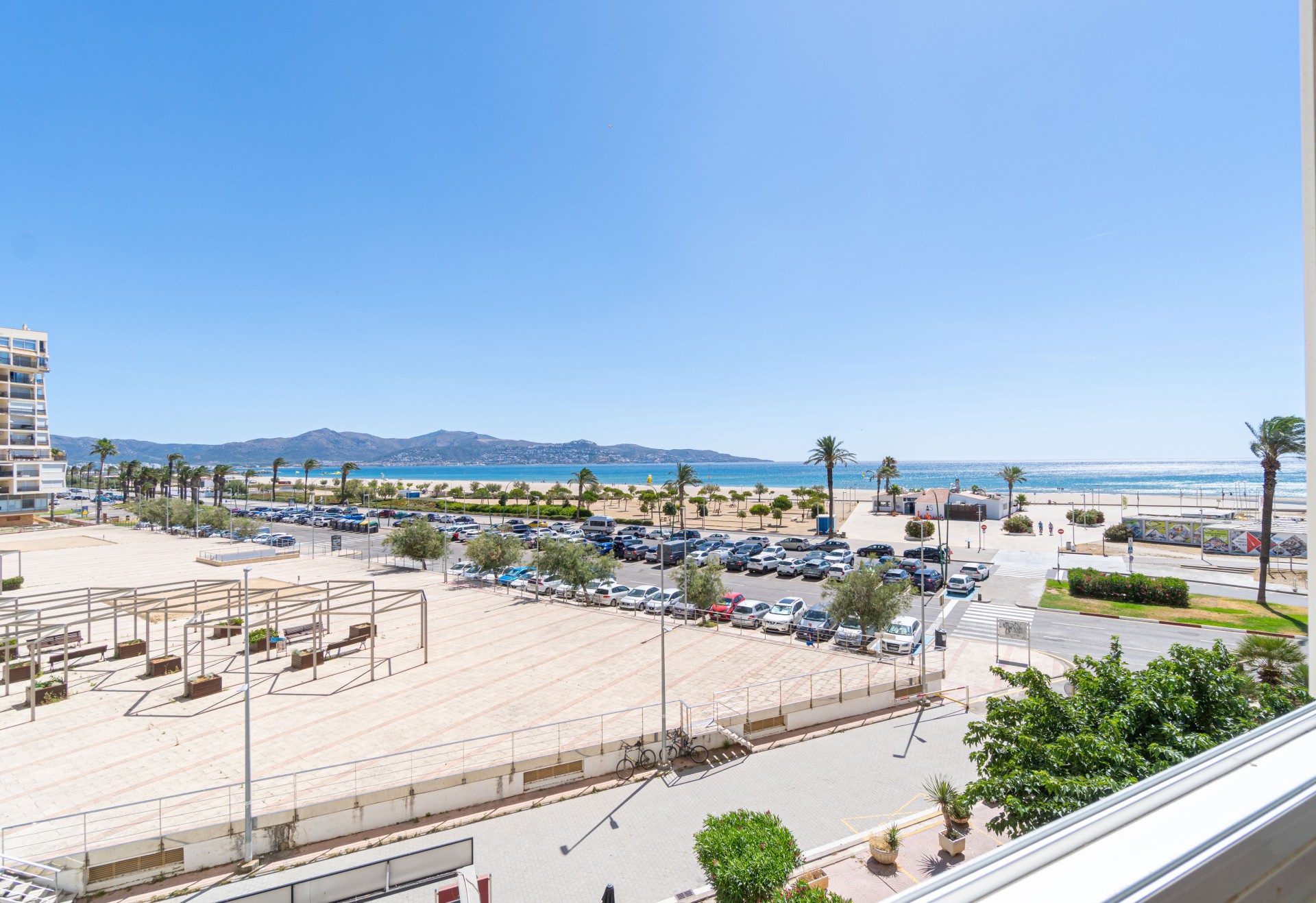 Stunning sea view apartment! 2 large bedrooms, living room, bathroom, large terrace, beautiful building next to the beach!