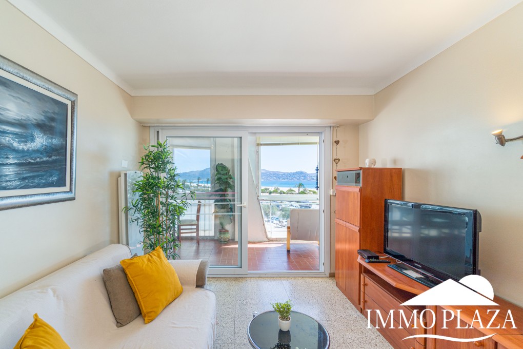 Stunning sea view apartment! 2 large bedrooms, living room, bathroom, large terrace, beautiful building next to the beach! – photo 4