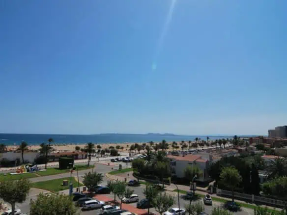 Spacious studio with stunning views over the Bay of Roses, located in Empuriabrava