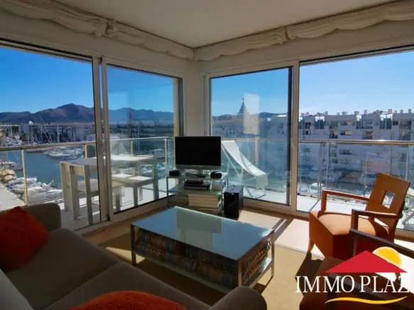Modern apartment with pool, private parking and beautiful views of the sea, the mountains and the canal, in the Bay of Roses – Catalonia