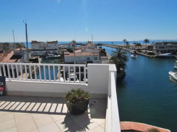 Splendid penthouse – duplex overlooking the sea and the bay of Roses, multiple terraces with Jacuzzi in Empuriabrava – Spain