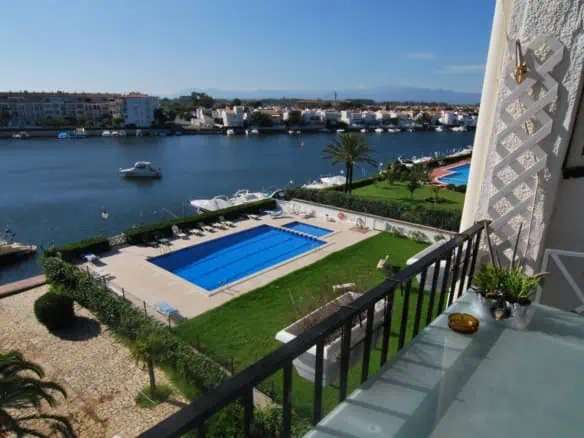Beautiful apartment, south facing with views over the lake San Maurici of Ampuriabrava – Costa Brava