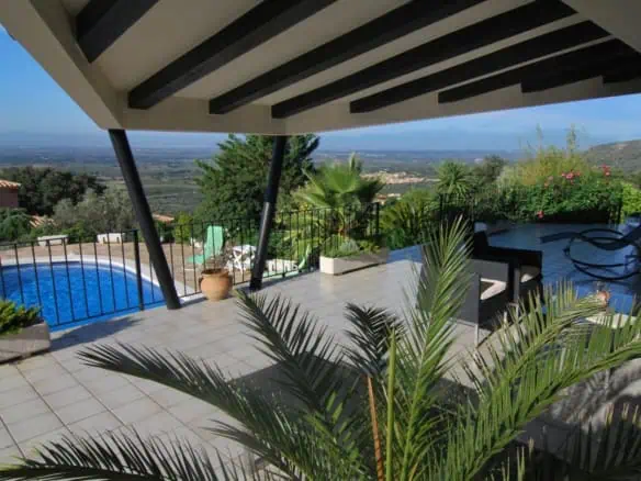 Beautiful Villa with 4 bedrooms, pool and large garden on the heights of Palau Saverdera-Costa Brava