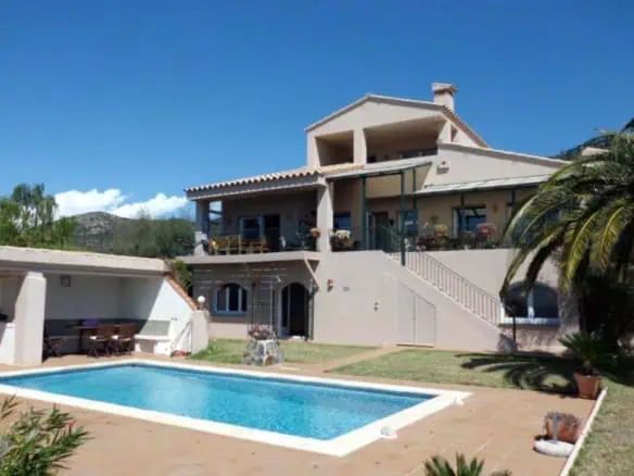 For sale: Spacious Villa with 7 bedrooms and 6 bathrooms, pool & garden – Pau – Costa Brava