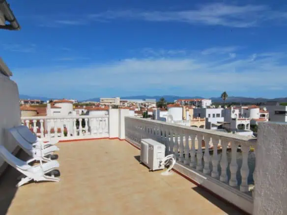 Beautiful apartment with 2 bedrooms, terrace of 45m2 and mooring 8 meters – Empuriabrava – Costa Brava