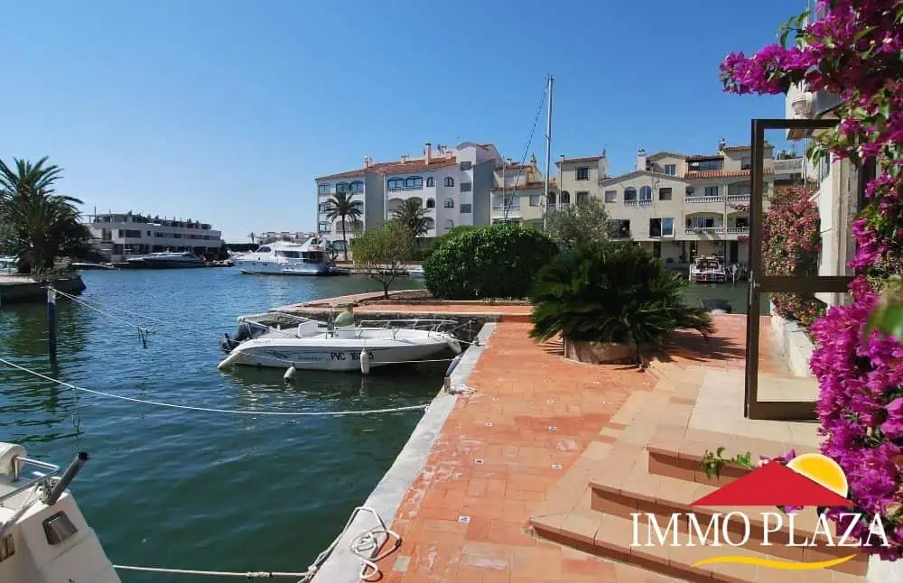 Sunny corner apartment with stunning views on the canals of Empuriabrava, close to Rubina-beach – photo 6