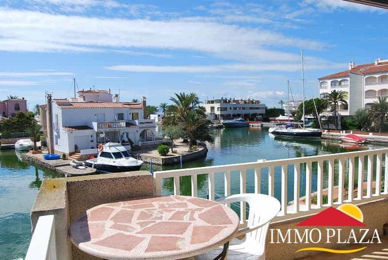 Sunny corner apartment with stunning views on the canals of Empuriabrava, close to Rubina-beach – photo 4