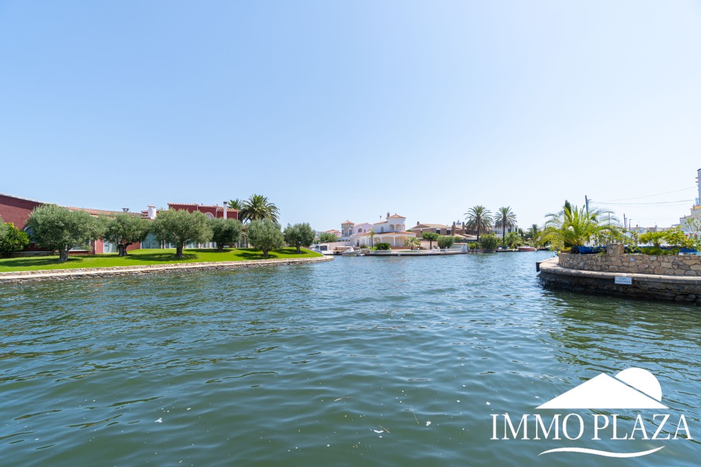 Canal view apartment, 3 bedrooms, 2 bathrooms, underground parking and private mooring, close to the beach and city center! – photo 42