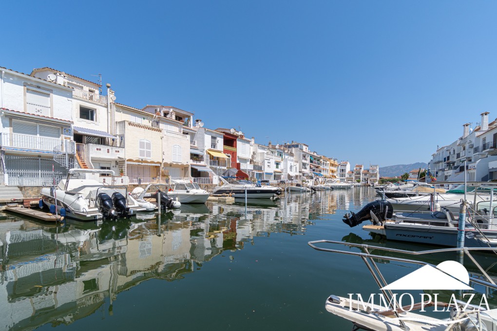 Canal view apartment, 3 bedrooms, 2 bathrooms, underground parking and private mooring, close to the beach and city center! – photo 48