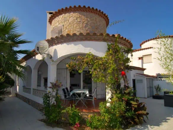 Beautiful renovated house with 3 bedrooms, a solarium and possibility of a swimming pool in Empuriabrava – Catalonia – Spain