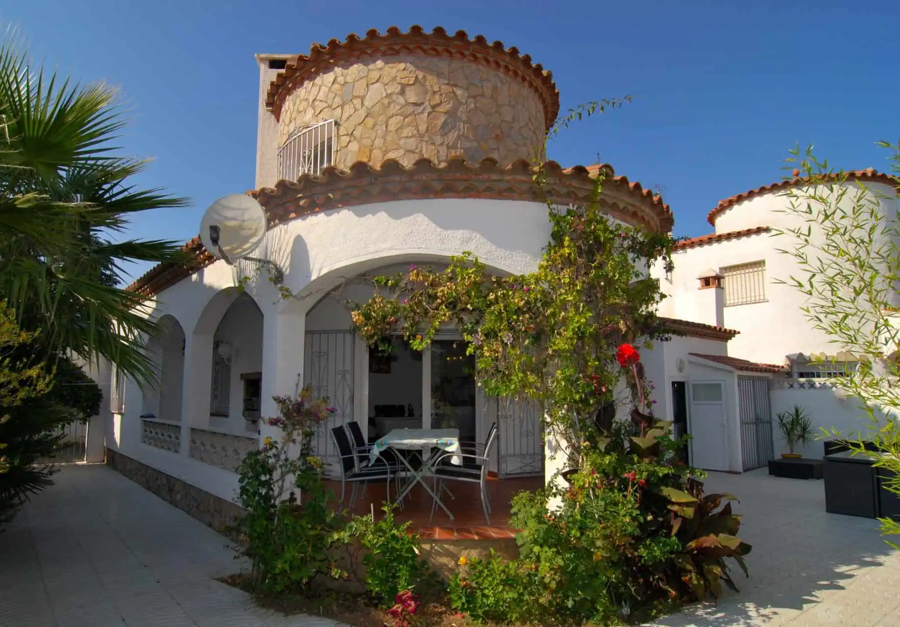 30092015172759_144 Beautiful renovated house with 3 bedrooms, a solarium and possibility of a swimming pool in Empuriabrava – Catalonia – Spain