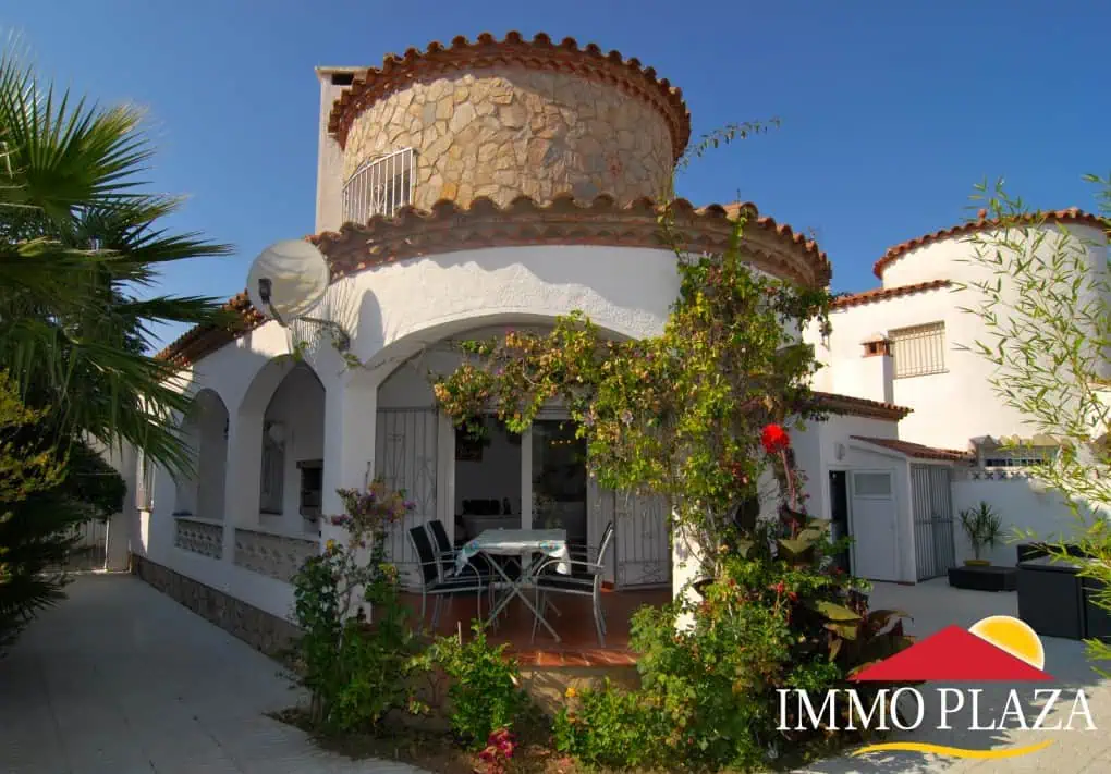 Beautiful renovated house with 3 bedrooms, a solarium and possibility of a swimming pool in Empuriabrava – Catalonia – Spain – photo 2