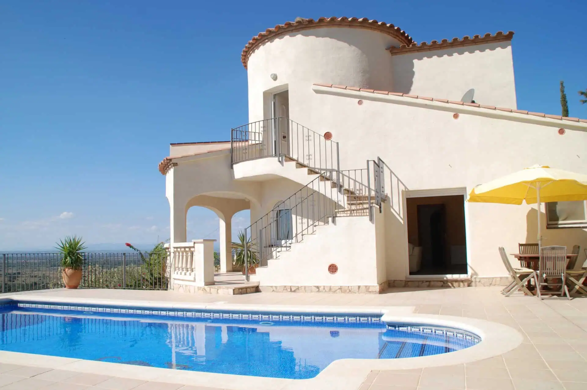 Beautiful south facing villa with magnificent views over the Bay of Roses in Can Isaac – Palau Saverdera