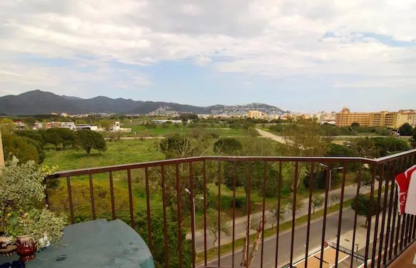 Penthouse with 2 bedrooms, a community pool and a lovely view of the mountains in Santa Margarida – Costa Brava North