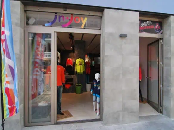Leasehold of commercial clothing shop of 54 m2 of one level in the main street of Rosas – Costa Brava