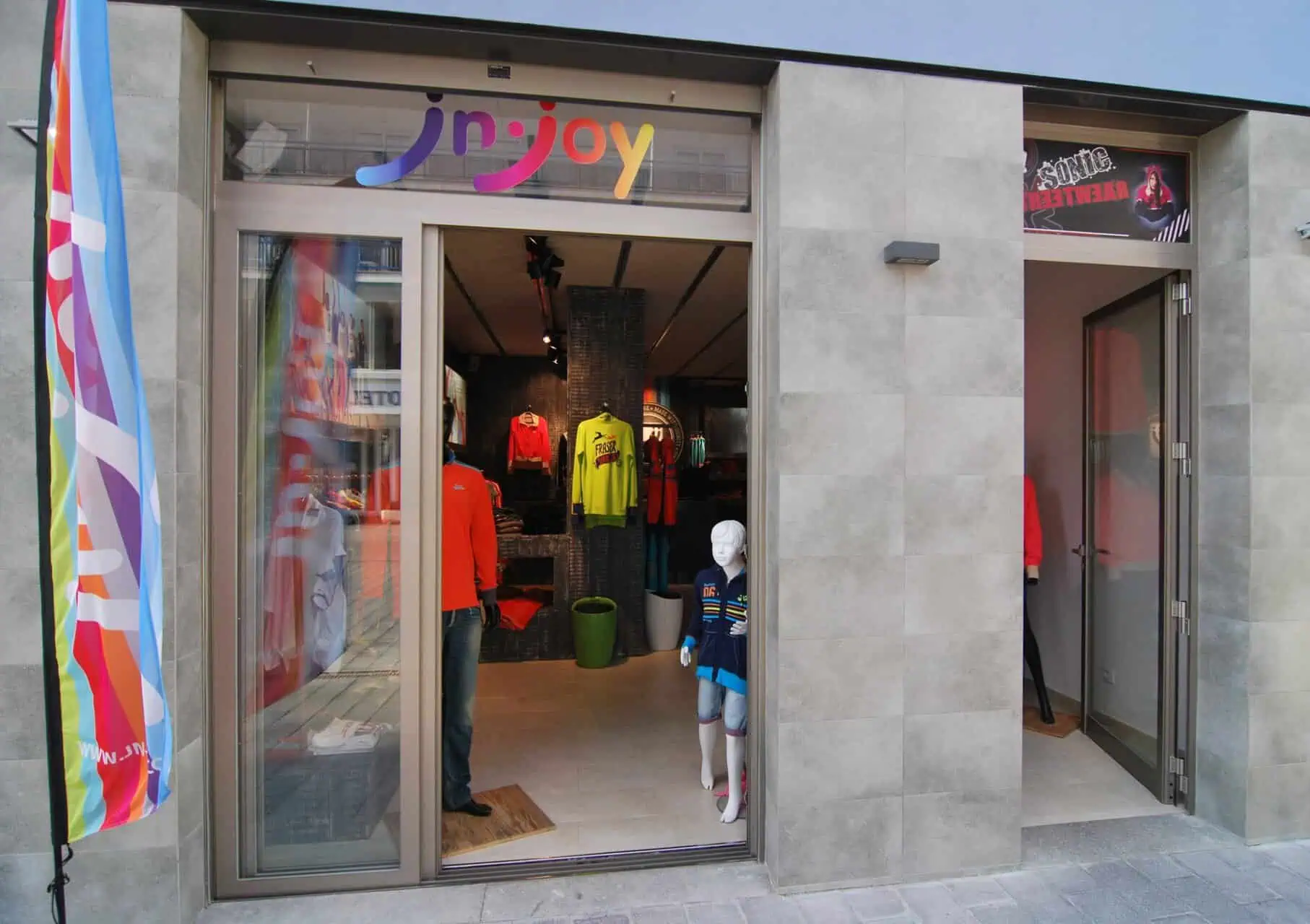 Leasehold of commercial clothing shop of 54 m2 of one level in the main street of Rosas – Costa Brava