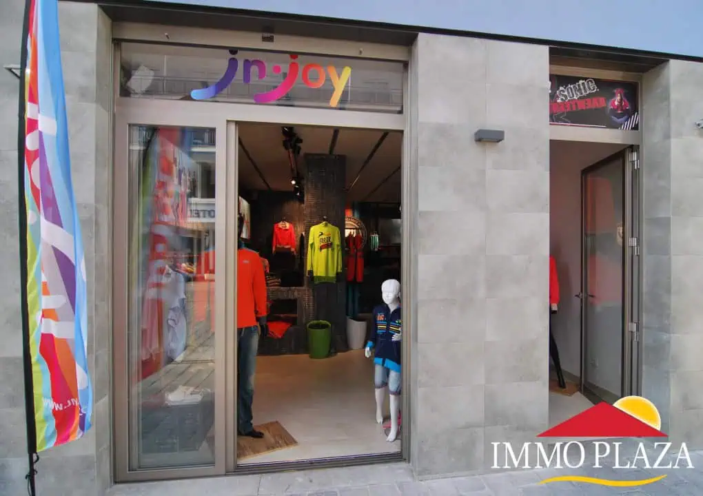Leasehold of commercial clothing shop of 54 m2 of one level in the main street of Rosas – Costa Brava – photo 2
